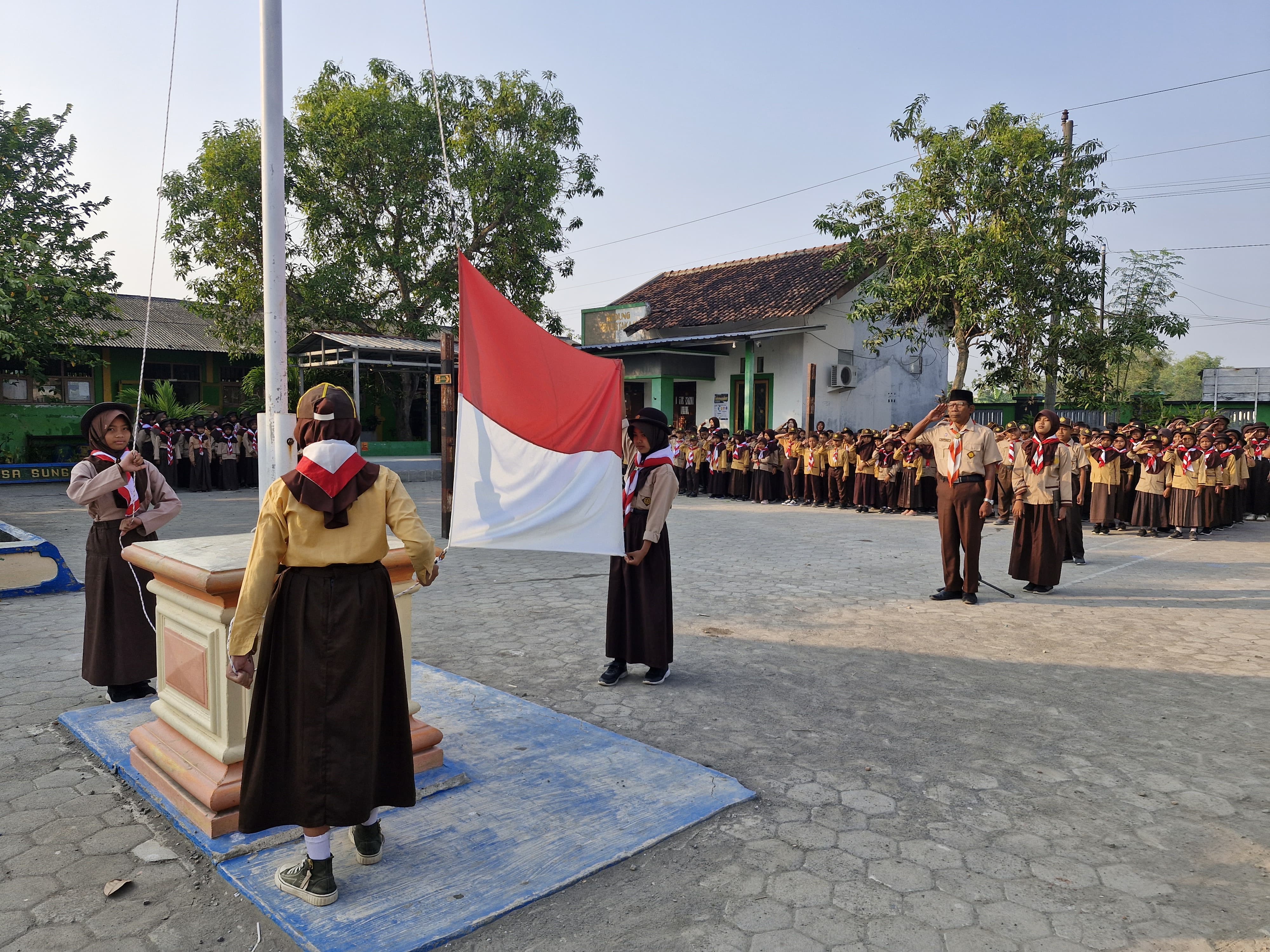 Khidmat, Siswa SD Negeri Banjarejo Melaksanakan Upacara Peringatan Hari Pramuka ke-65 Tahun 2026