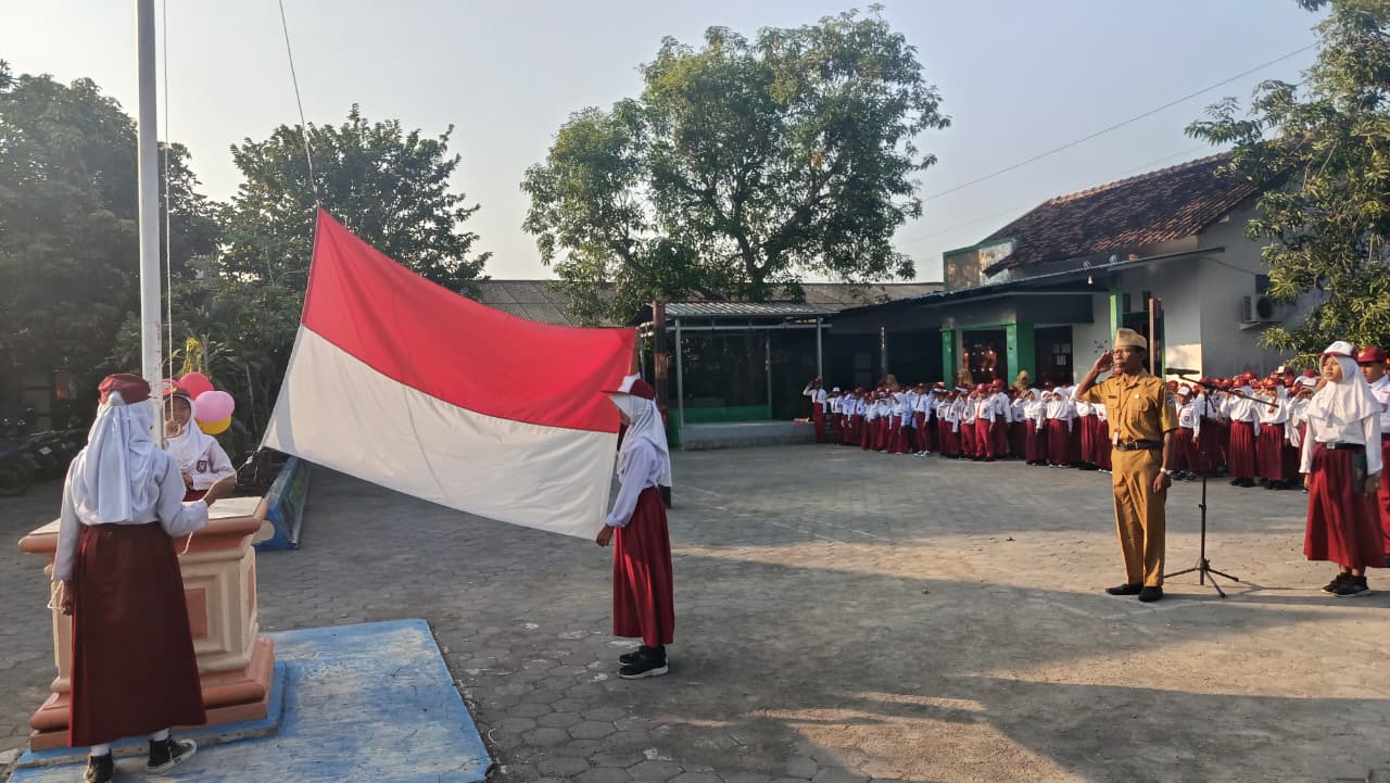 Upacara Bendera Hari Senin & Pembiasaan Karakter